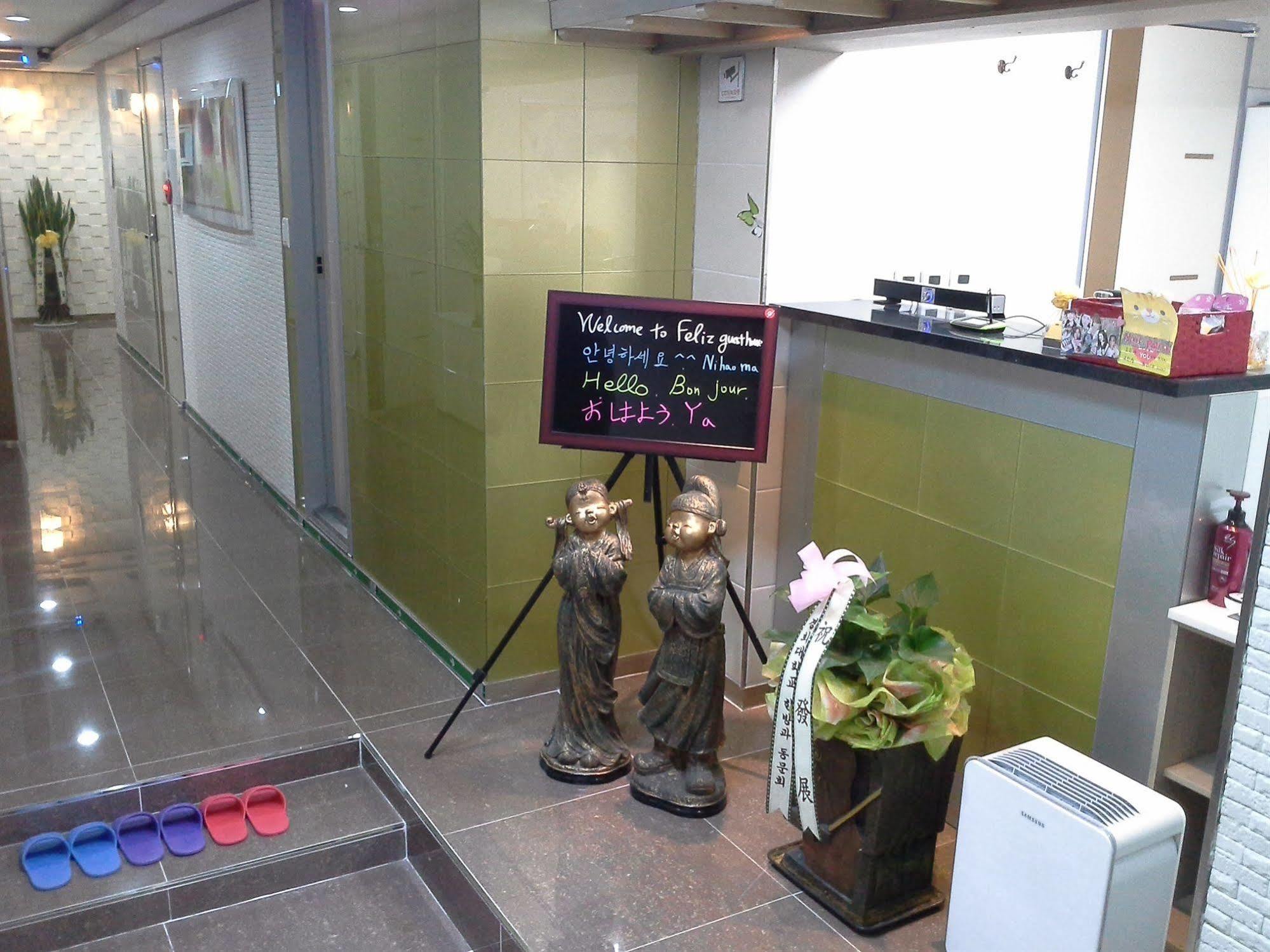 Hostel Feliz Guesthouse, Station
