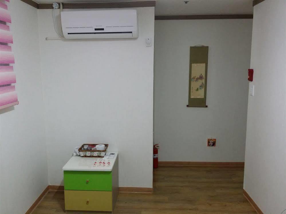 Hostel Feliz Guesthouse, Station Seoul